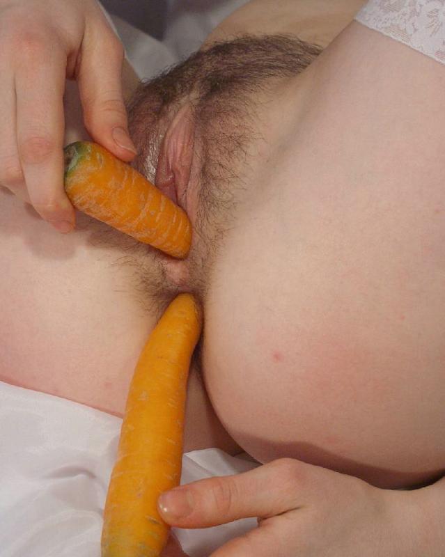 Мастурбирует анал морковкой а затем трахает