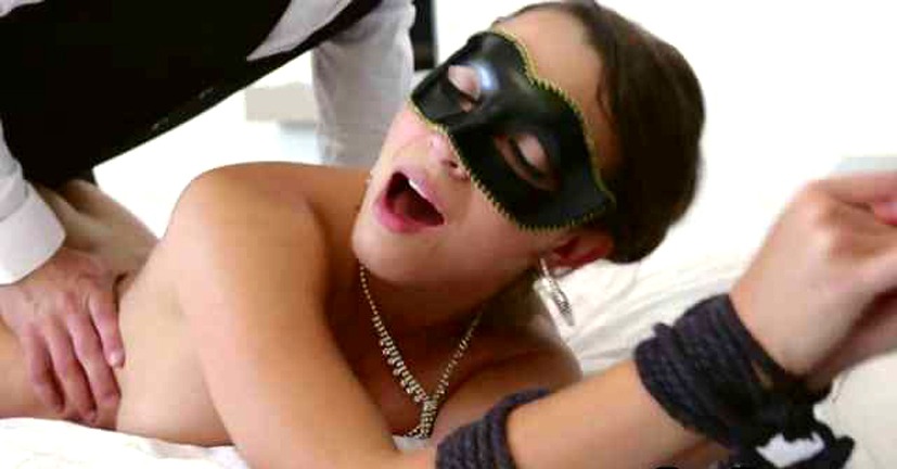 Жена делает минет мужу в карнавальной маске и ловит сперму