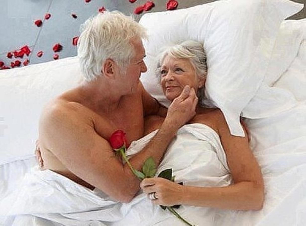 Сексуальная бабушка хвалится прелестями перед любовником