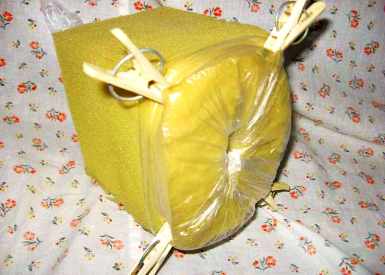 Желтая игрушка в упругой киске 