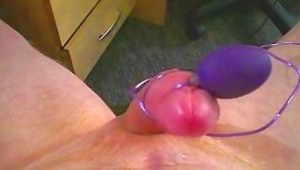 Секс игрушка: вибратор яйцо. Управляется с пульта. Можно отдать партнеру и пойти гулять. Мужчина вставляет в анус. В Секс Бокс. Смотрите на sexbox.online