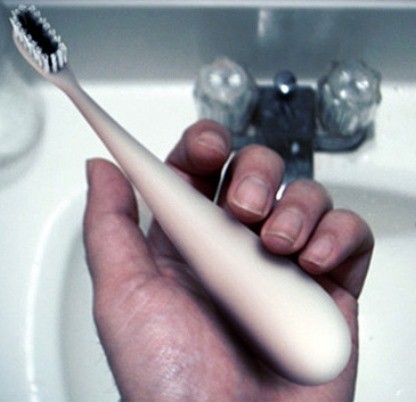 Фото: мужская домашняя маструбация вибрирующей зубной щеткой