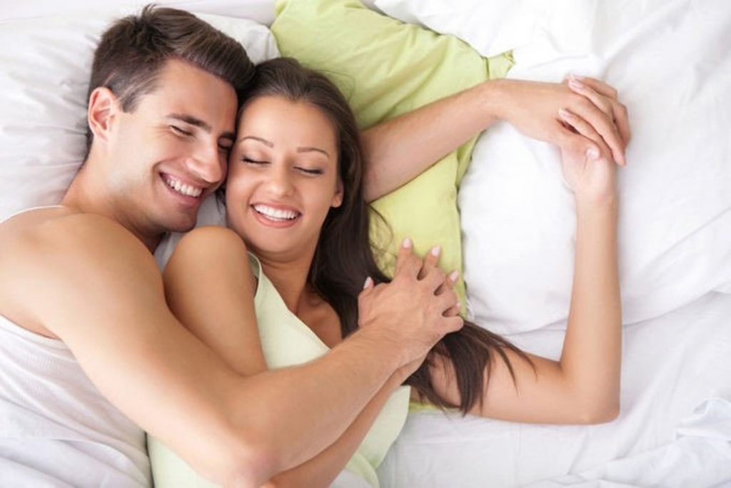 молодые супруги хороший секс в постели
