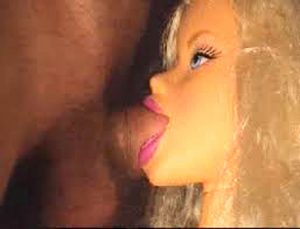 парень трахает секс куклу женжину большим хуем в рот