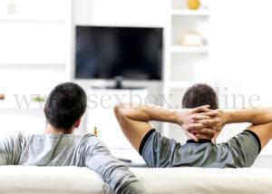 Двое мужчин смотрят домашнее порно видео и возбуждаются
