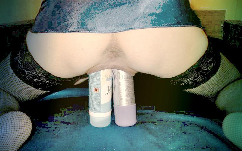 Фото: фистинг предметами - женщина вставила 2 дезодоранта во влагалище