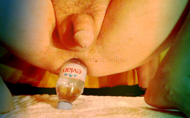 Фото: анальный мужской фистинг пластиковой бутылкой